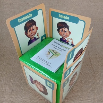 Cubo de jogo educativo com personagens ilustrados e textos em português