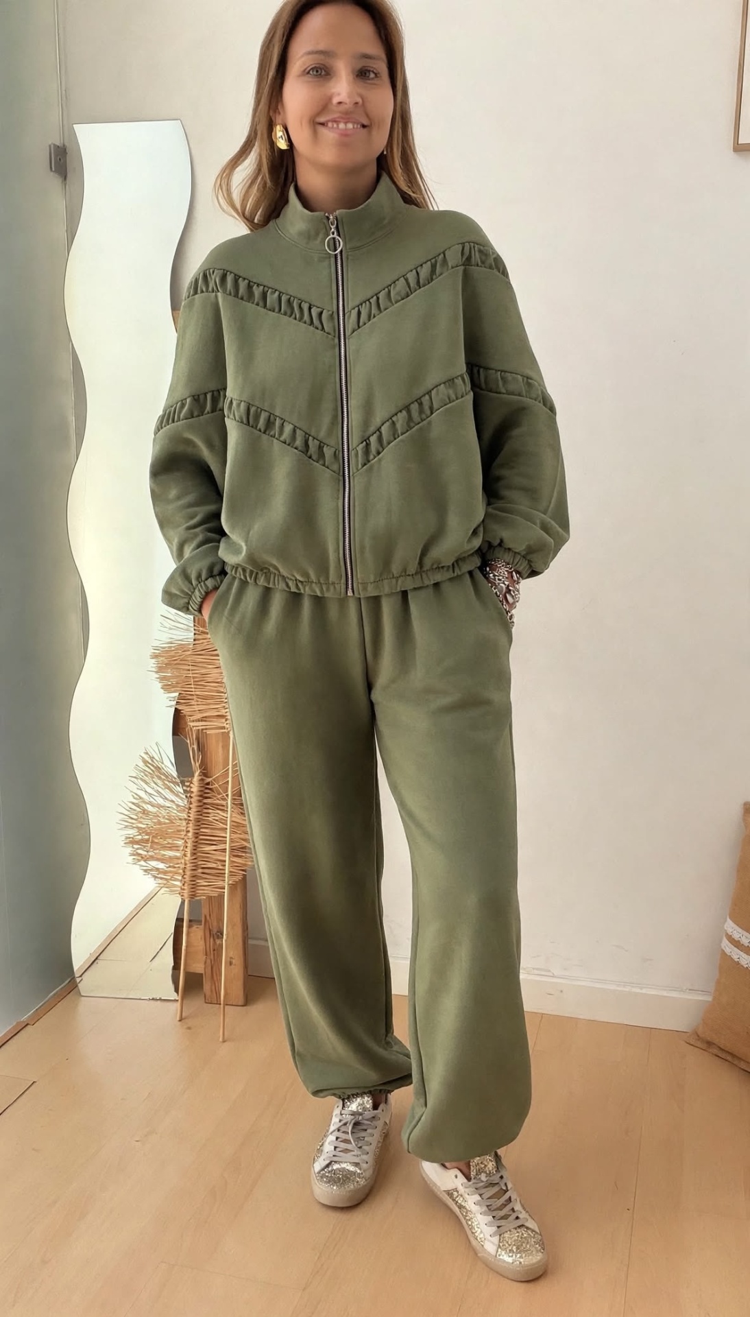Conjunto Laura Conjunto desportivo verde-oliva com casaco e calças largas, e ténis brancos com detalhes dourados