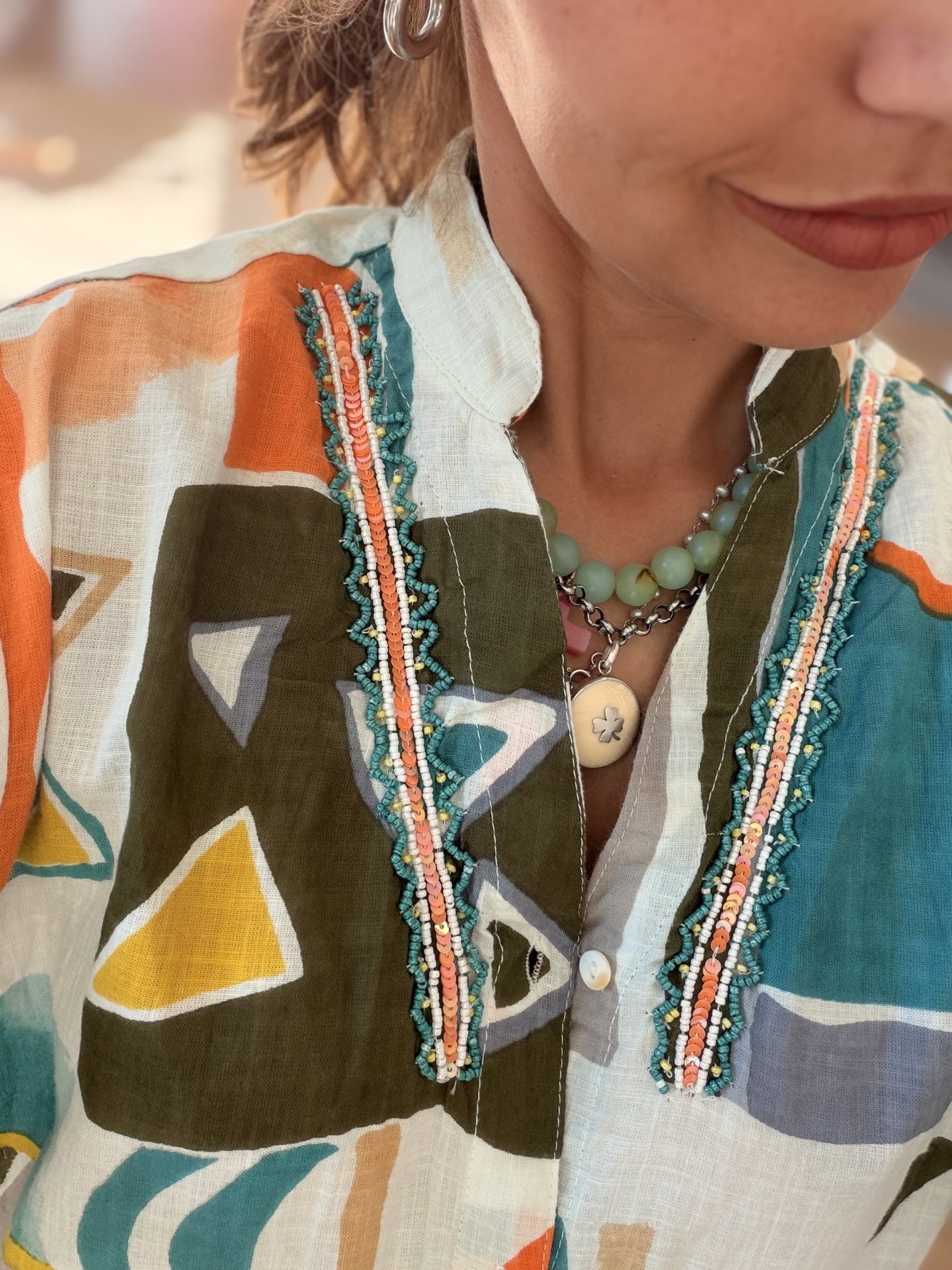 Camiseiro Multicolor Blusa colorida com bordados e lantejoulas na gola
