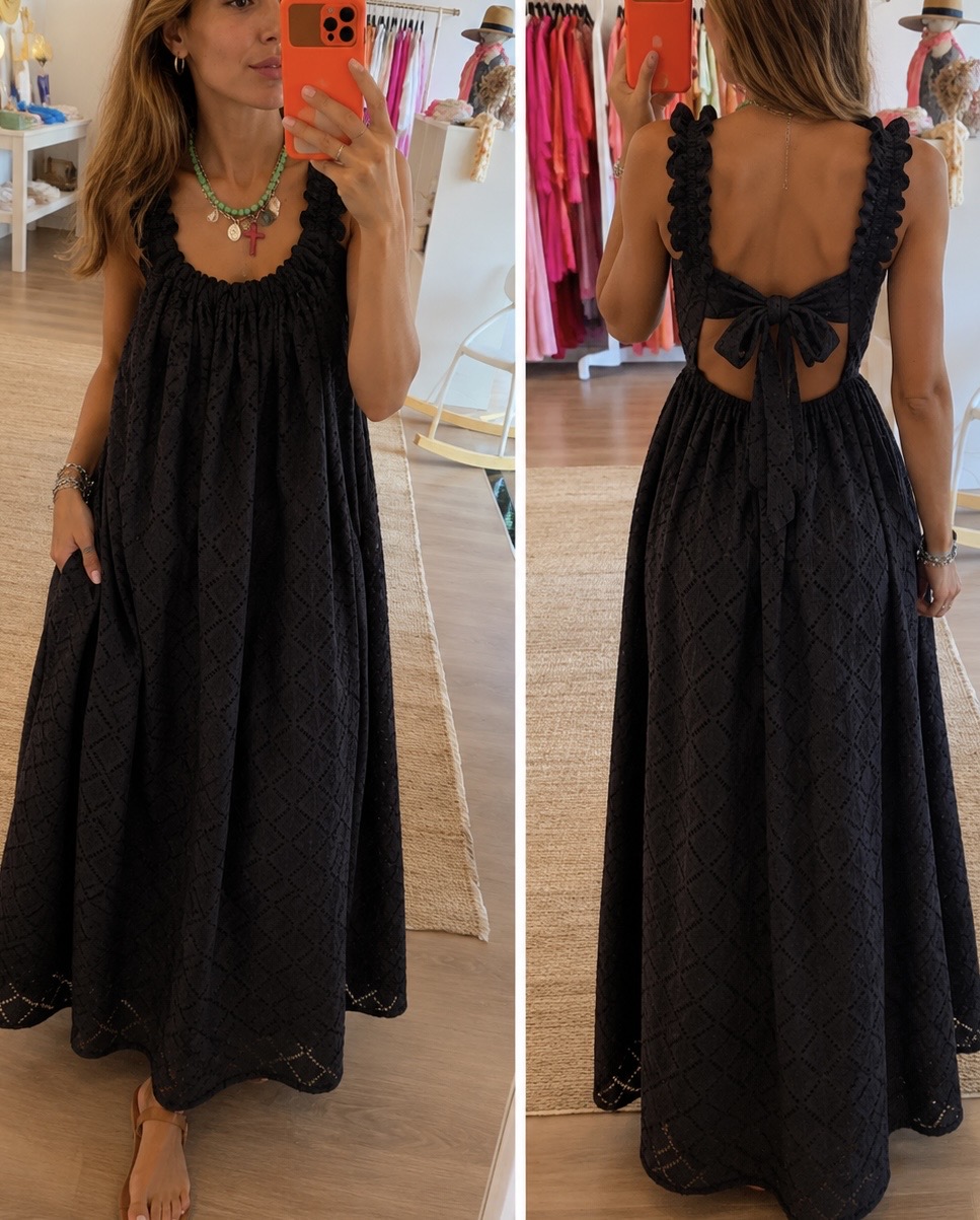 Vestido Susana Vestido longo preto com laço nas costas e padrão perfurado