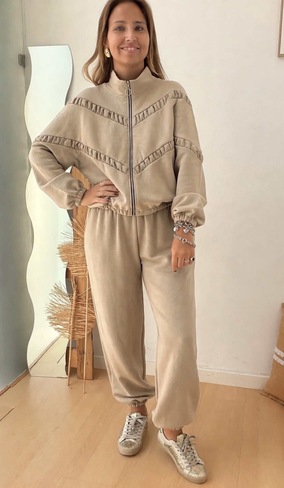 Conjunto Laura Conjunto bege com casaco e calças largas, ténis brancos com brilho