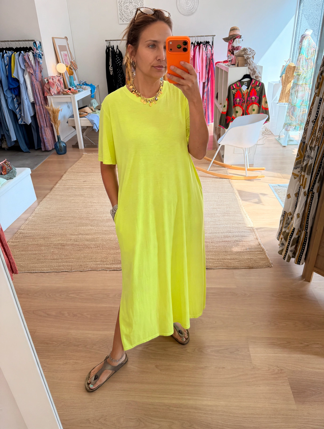 Vestido T-shirt Decote redondo Vestido midi amarelo neon de manga curta com bolsos laterais
