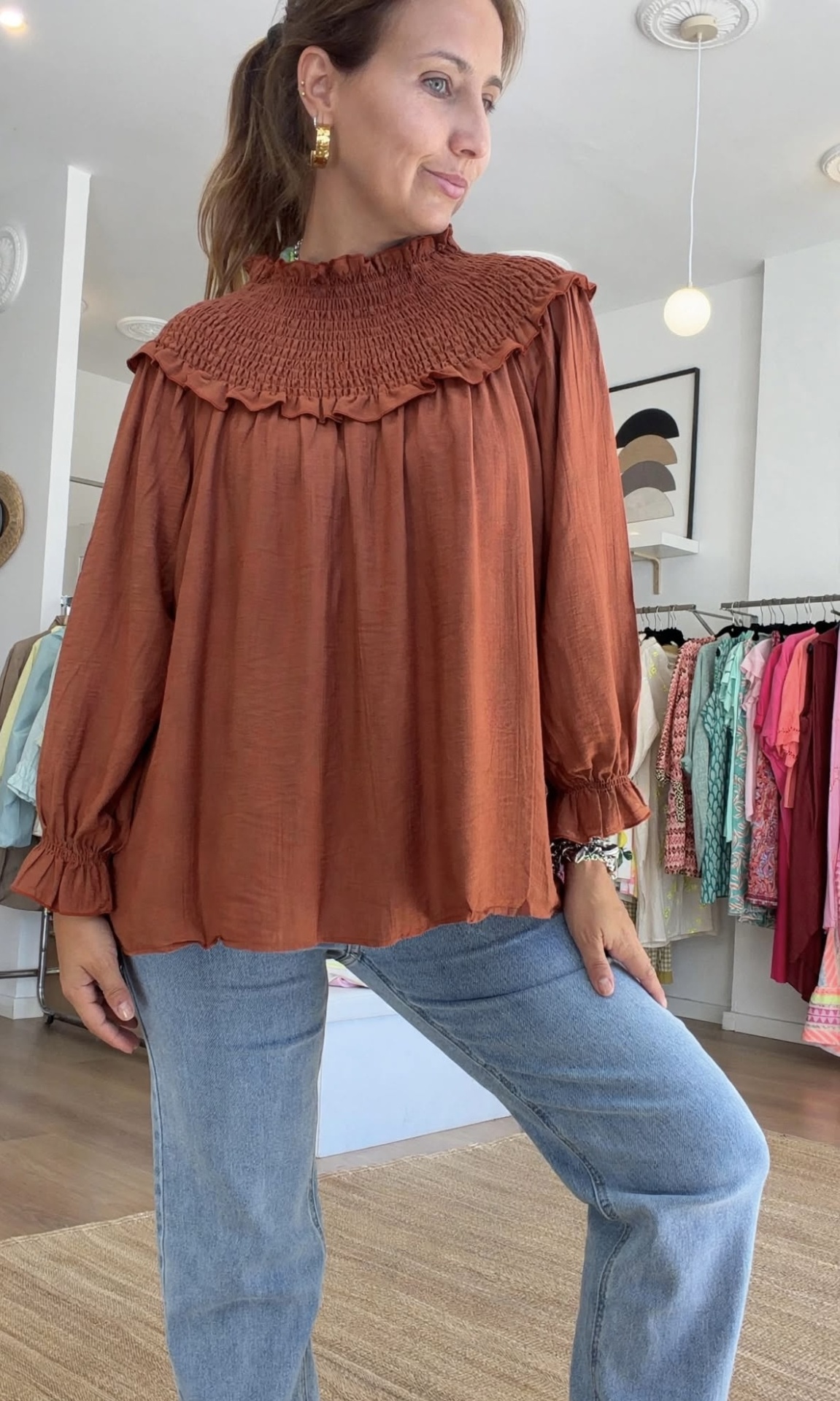 Blusa 2 em 1 Blusa feminina cor ferrugem com gola e punhos franzidos combinada com jeans claros