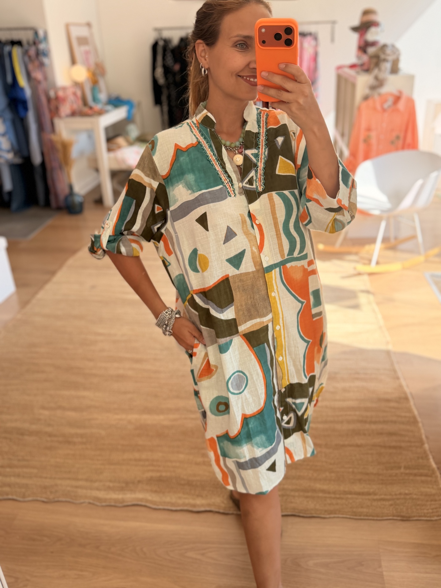 Camiseiro Multicolor Vestido camiseiro colorido com padrão abstrato em ambiente interior