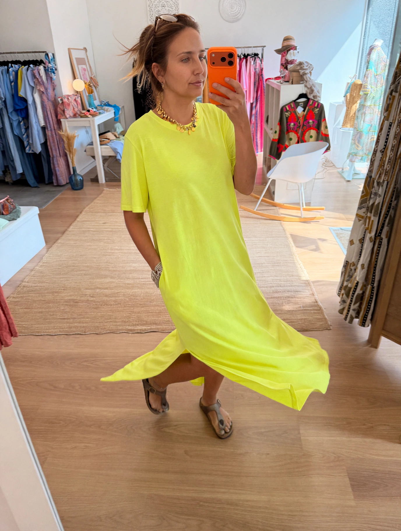 Vestido T-shirt Decote redondo Vestido amarelo fluorescente de tecido liso com manga curta e mulher a tirar selfie