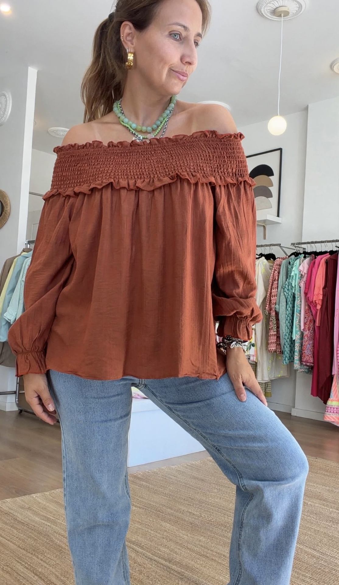 Blusa 2 em 1 Blusa feminina ferrugem ombro a ombro com detalhe franzido e jeans azul claro