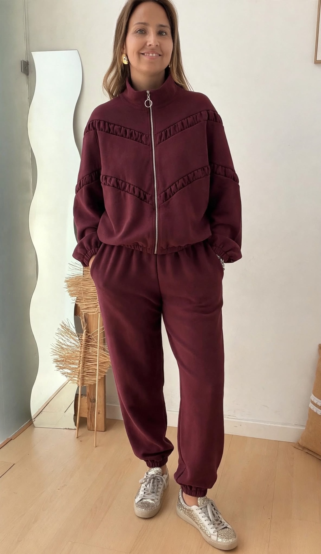 Conjunto Laura Mulher a usar conjunto de fato de treino bordô com fecho e sapatilhas de glitter