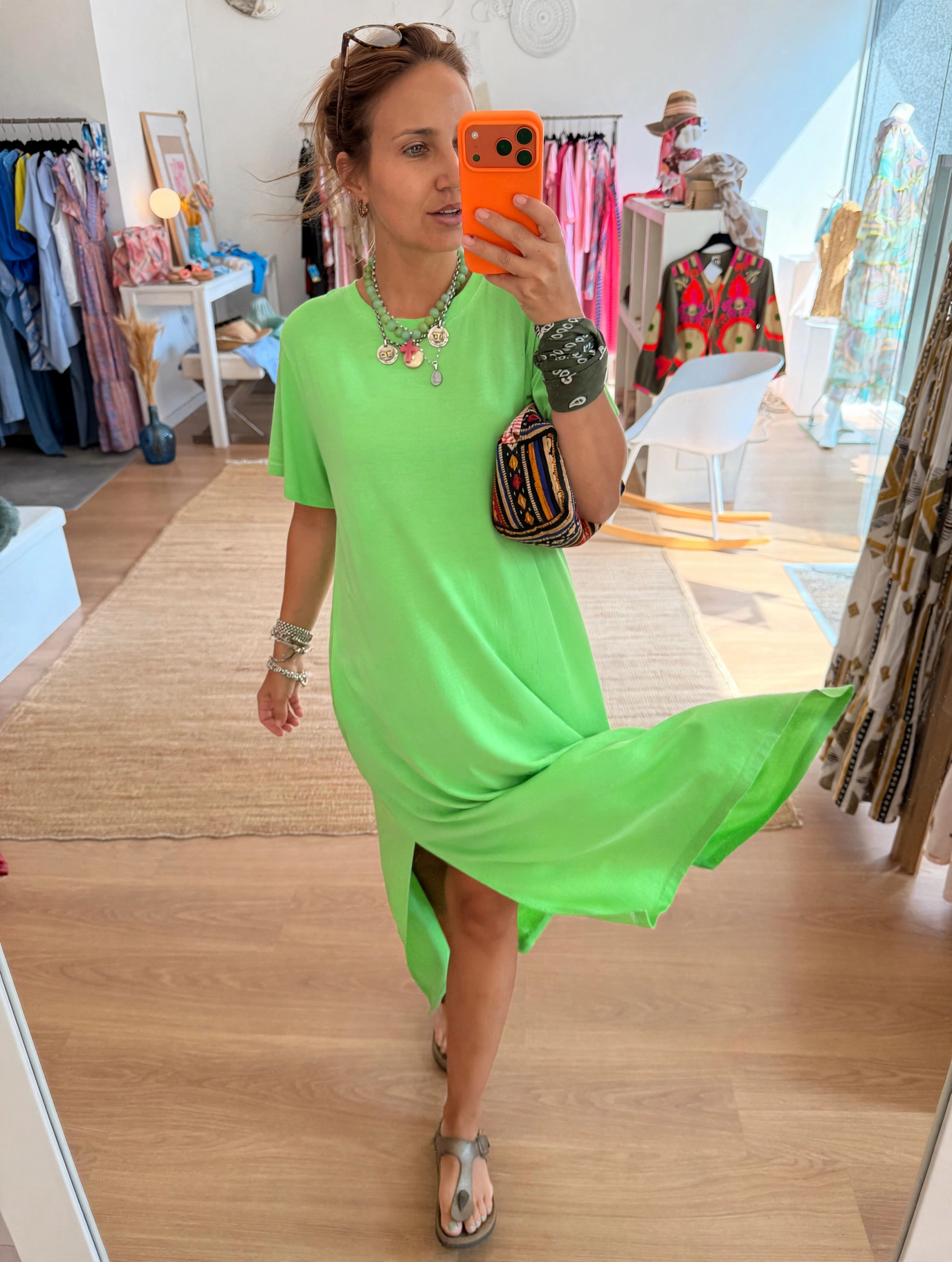 Vestido T-shirt Decote redondo Mulher com vestido verde fluorescente manga curta em loja a tirar selfie