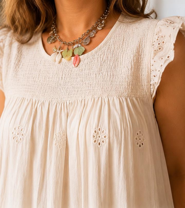 Vestido Encanto blusa creme com bordado e colar de folhas coloridas
