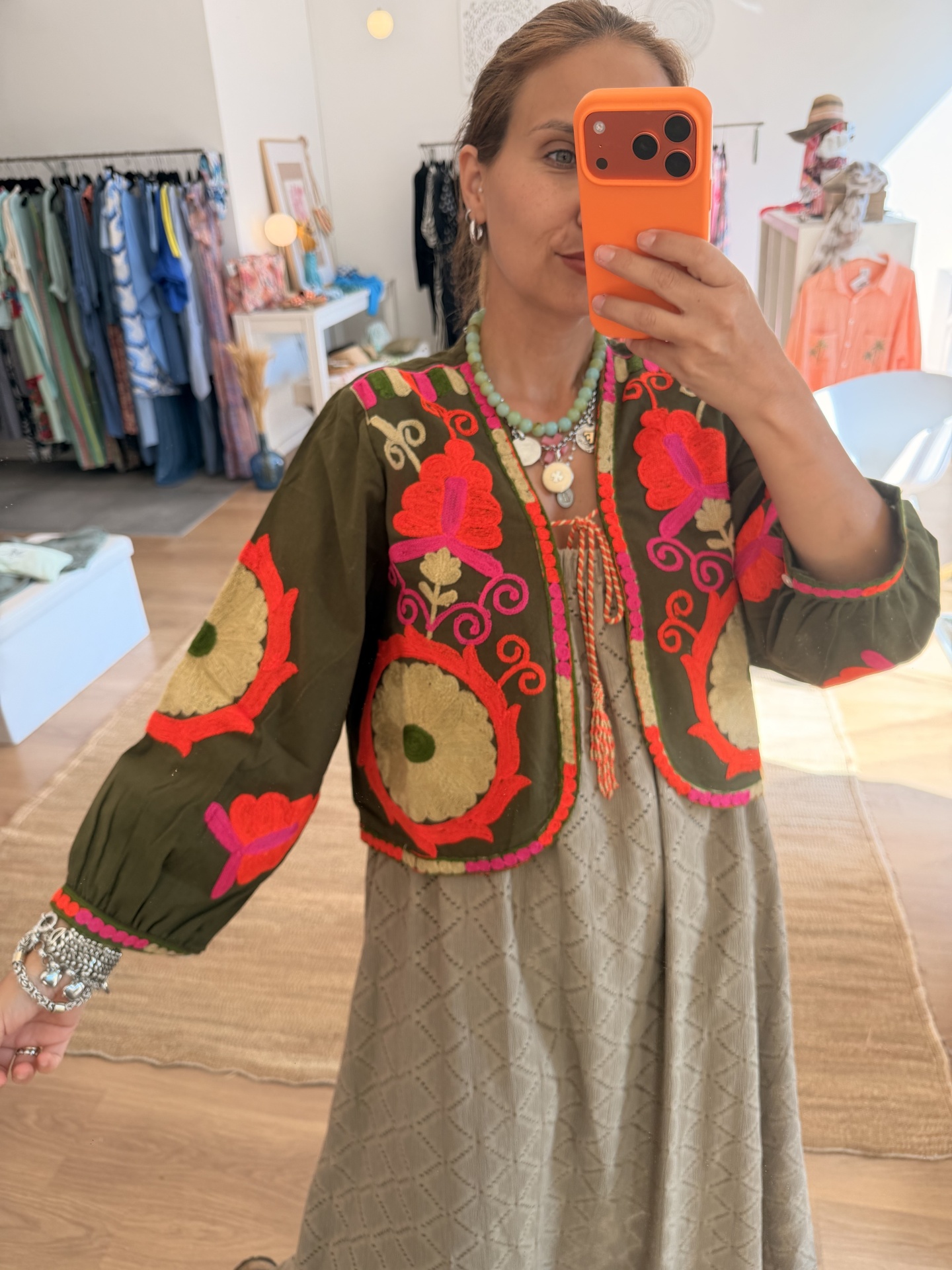 Bolero Bordado Boho Casaco cropped bordado colorido em verde com vestido cinza de padrão losangos
