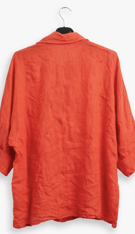 Conjunto Linho Summer Camisa laranja de manga comprida pendurada vista de costas