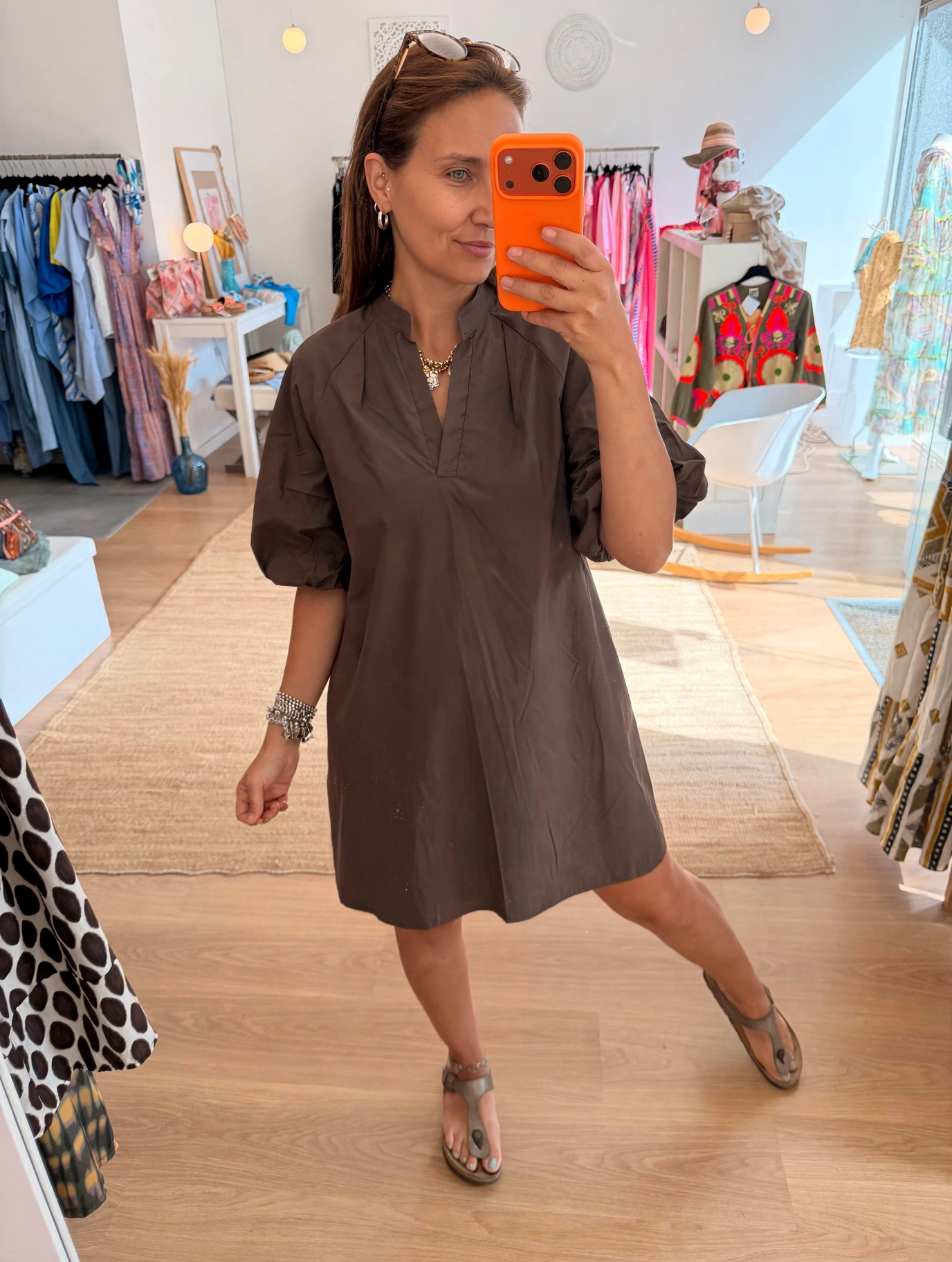Vestido Lili Vestido castanho curto com mangas bufantes em loja de roupa