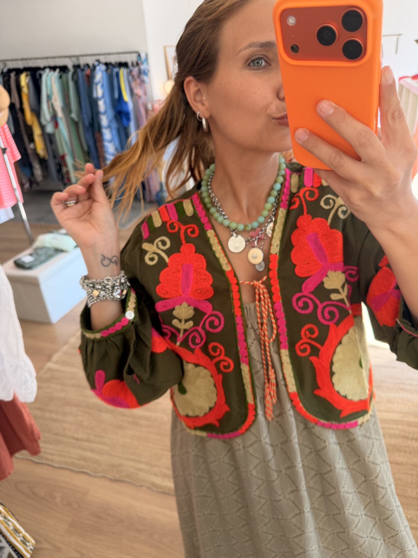 Bolero Bordado Boho Casaco bordado verde e vestido bege com colares e pulseiras, selfie com telemóvel laranja