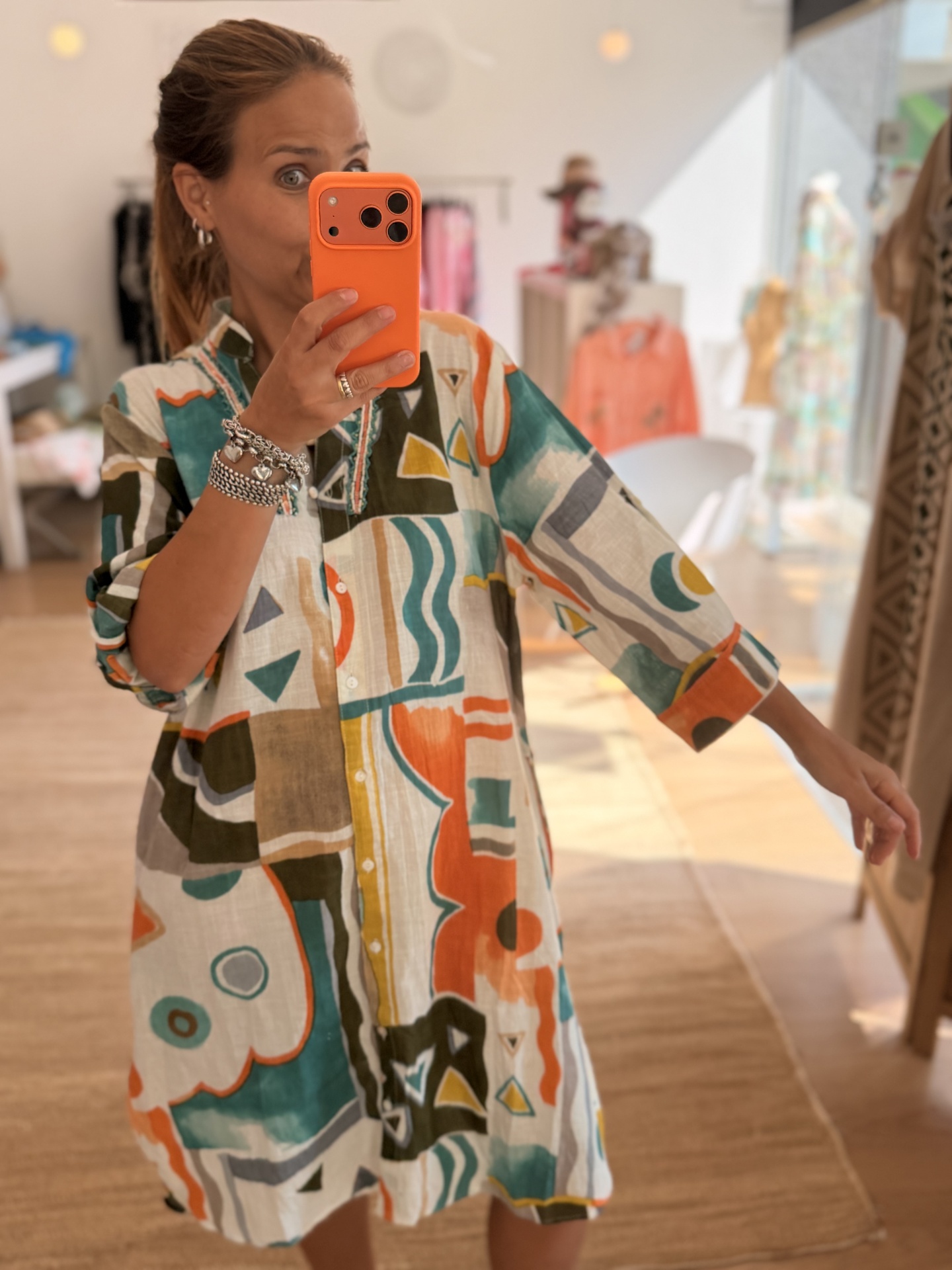 Camiseiro Multicolor Vestido curto colorido com padrão abstrato em ambiente interno
