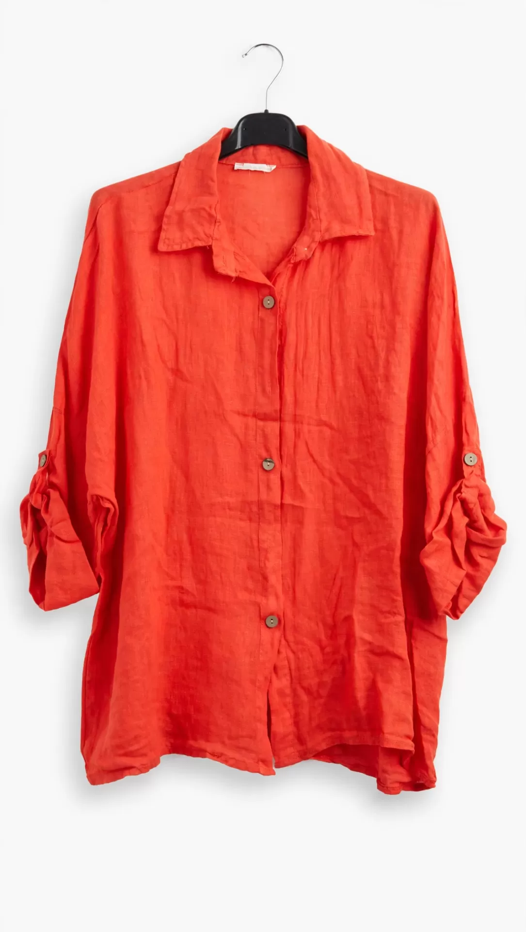 Conjunto Linho Summer Camisa vermelha de linho com botões pendurada