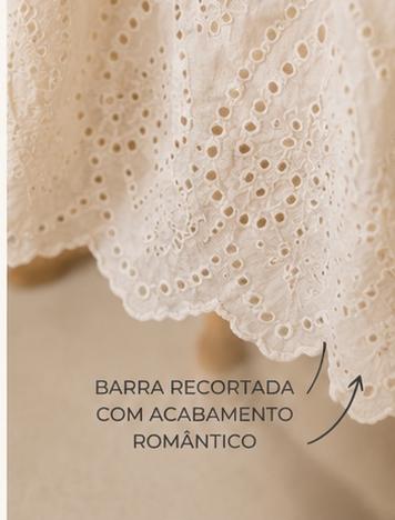 Vestido Encanto Tecido branco bordado com barra recortada e acabamento romântico