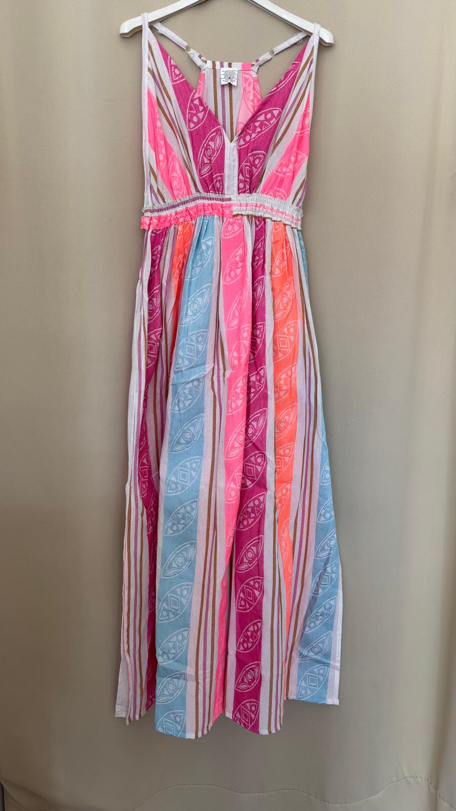 Vestido Verão Vestido comprido às riscas coloridas pendurado num cabide