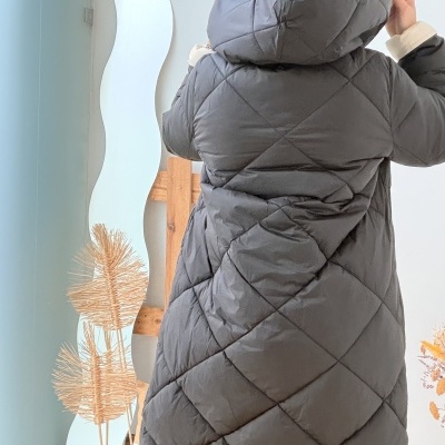 Casaco acolchoado preto comprido com capuz visto de costas