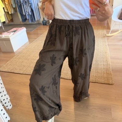 https://www.paprika.pt/product/pantalonas-bordadas