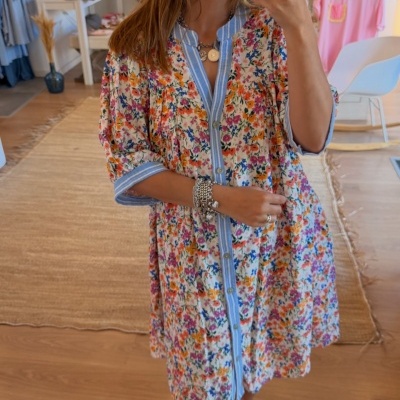 Vestido curto floral com detalhes em azul claro e riscas brancas