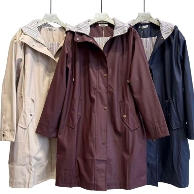 Casacos impermeáveis bege, castanho e azul escuro com capuz e forro riscado.