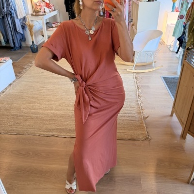 Vestido midi cor terracota com nó lateral, gola redonda e mangas curtas na loja