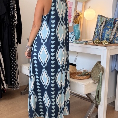 Mulher a usar vestido comprido azul com padrão geométrico