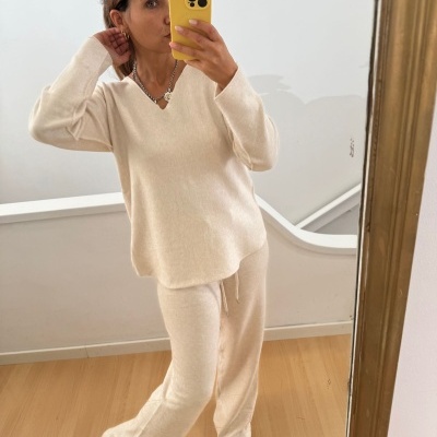 Conjunto de pijama creme de malha, camisola e calças largas em fundo interior com chão de madeira