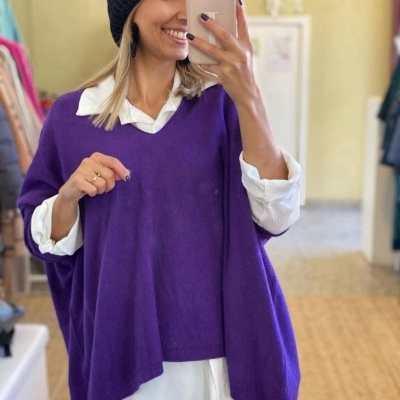 Mulher a tirar selfie com camisola roxa e camisa branca