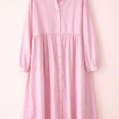 Vestido rosa claro de tecido leve com botões e mangas compridas