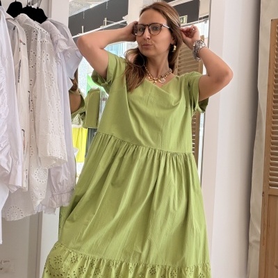Vestido longo verde claro bordado em padrão floral em mulher em ambiente interno