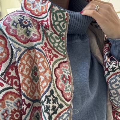 Casaco colorido com padrão geométrico e camisola azul cinzento