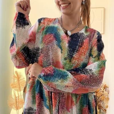 Vestido multicolorido abstrato com manga comprida e decote redondo