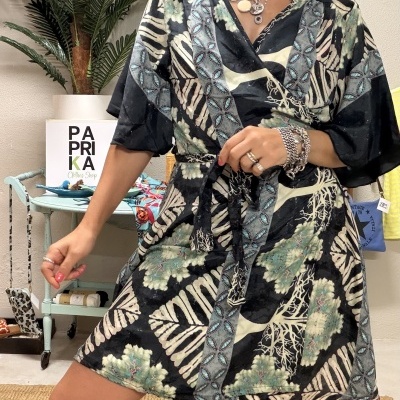 Vestido curto floral com cinto estilo kimono em tons escuros