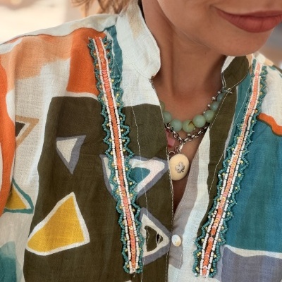 Blusa colorida com bordados e lantejoulas na gola