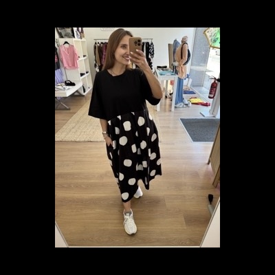 Vestido midi preto com bolinhas brancas grandes e parte superior preta lisa