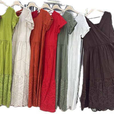 vestidos de manga curta com recorte bordado em várias cores, pendurados em cabideiro com rodas