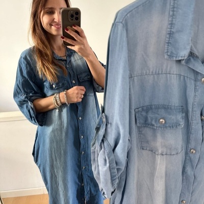 Vestido comprido de ganga azul claro com botões prateados e bolsos no peito