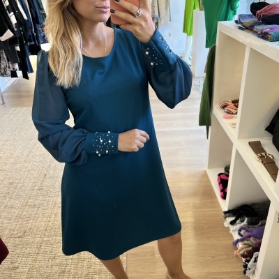 Vestido azul em loja com detalhes em pérolas nas mangas