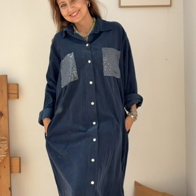 Vestido comprido azul escuro com detalhes brilhantes e botões brancos
