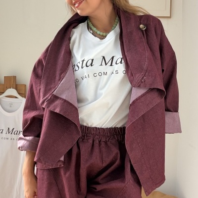 Conjunto de roupa bordô com casaco e calças e t-shirt branca com texto