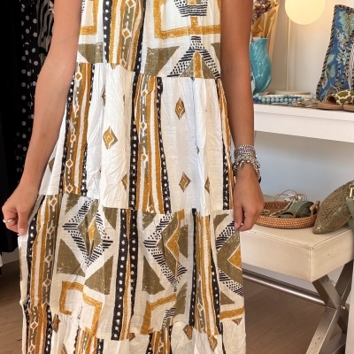 Vestido comprido estampado com padrões geométricos em castanho, verde, preto e branco com alças de laço.