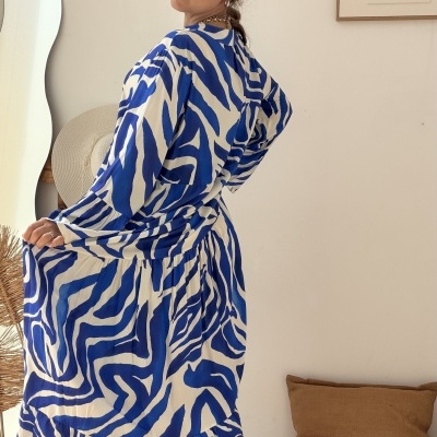 Vestido comprido azul e branco com padrão ondulado