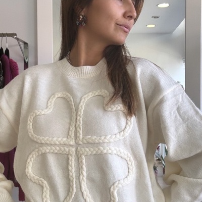 Camisola branca de malha com padrão trançado de corações