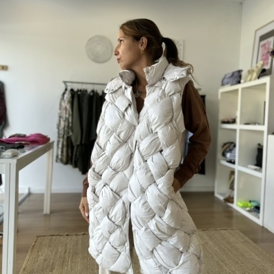 Colete acolchoado comprido branco em loja de roupas