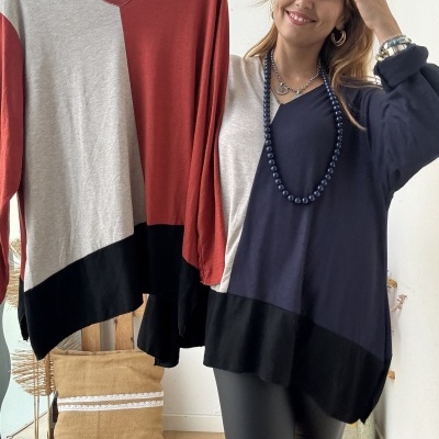 Blusa de malha para senhora em padrão de blocos de cores com decote em V