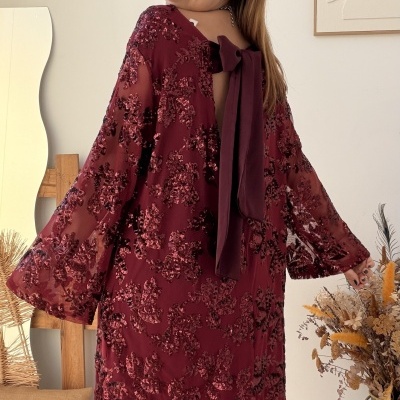 Vestido de tule bordado floral borgonha com mangas largas e faixa de cabelo