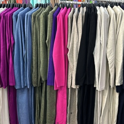 Casacos ou robes longos coloridos pendurados em cabideiro