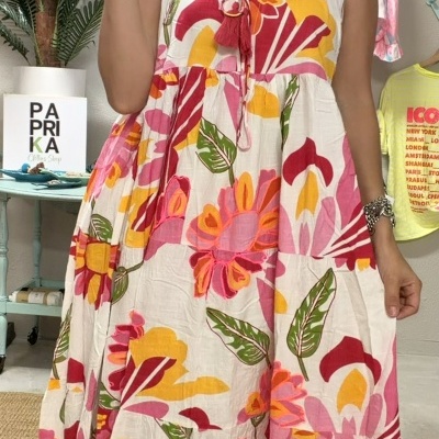 Vestido floral colorido com cordão no decote