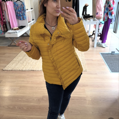 Casaco acolchoado amarelo mostarda com gola alta